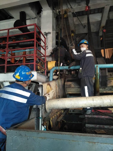 建设洗选煤运营红柳林洗煤厂项目部：更换矸石筛 积蓄生产后劲