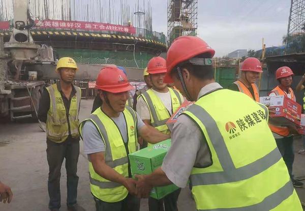 建设铜煤公司第二十一项目部开展慰问一线劳务工人为施工会战助力加码