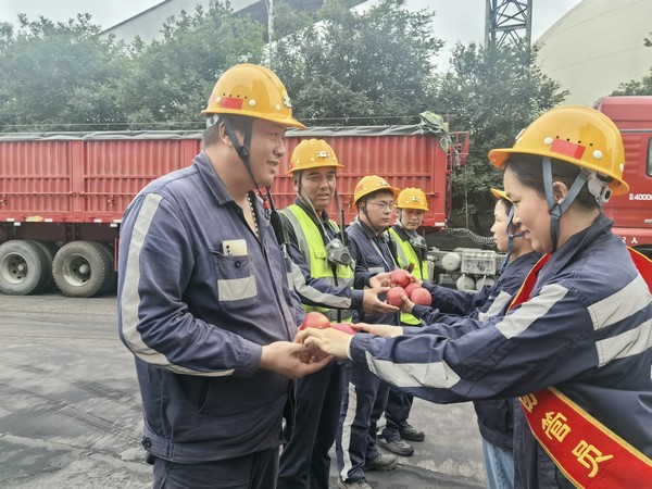 建设洗选煤运营公司开展“温馨父亲节,协管嘱安全”活动 建设洗选煤运营公司开展“温馨父亲节,协管嘱安全”活动