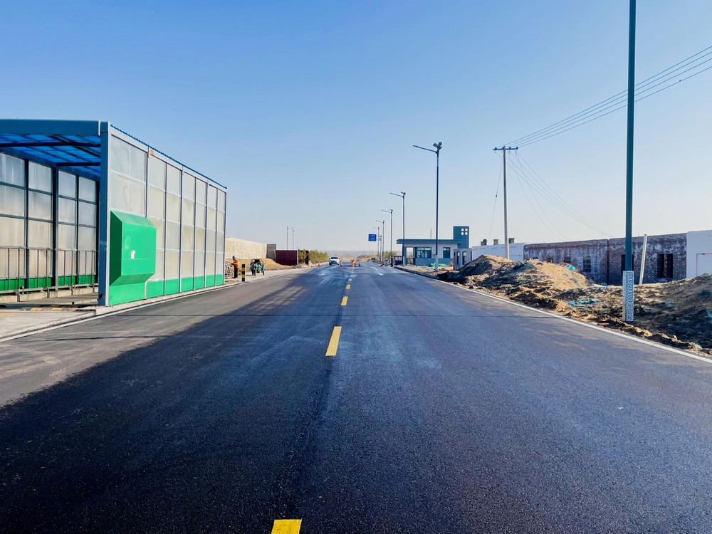 混凝土滑模机助力榆阳煤炭物流园项目2#进场道路施工中的应用与优势