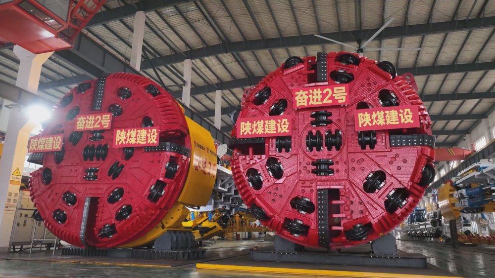 建设两台“奋进2号”TBM下线